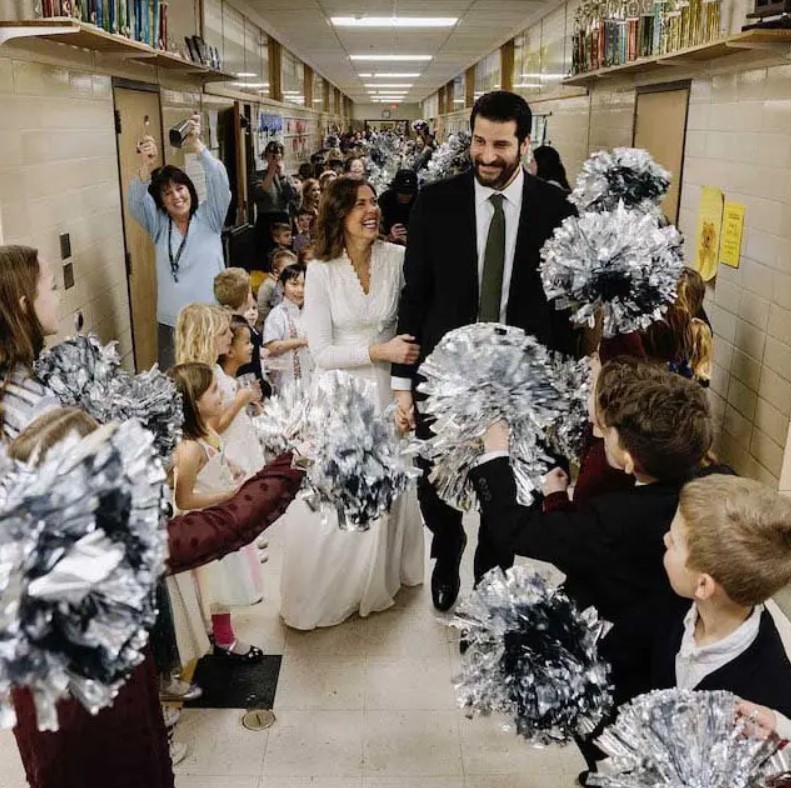 Cette institutrice de maternelle invite tous ses élèves à son mariage, et les enfants lui offrent la plus belle des surprises