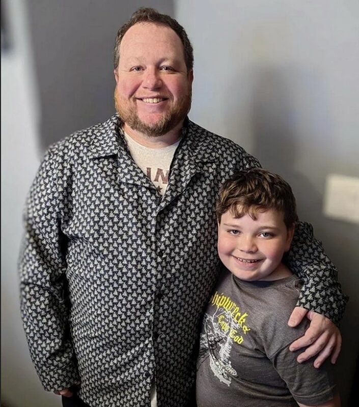 Ayant une passion pour la couture à l'âge de 9 ans, il fabrique une chemise pour son papa