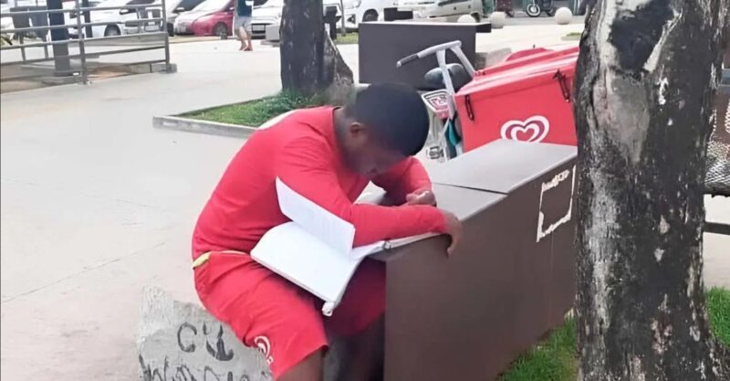 Un vendeur de glaces qui espère une carrière de policier obtient une bourse d'études après avoir été filmé en train de faire ses devoirs