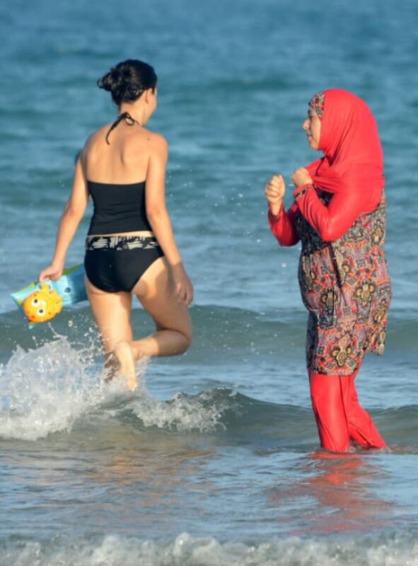 La réaction d'un athlète musulman face à une fille en bikini qui a impressionné tout le monde : Vidéo