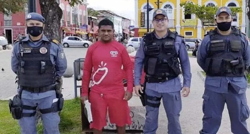 Un vendeur de glaces qui espère une carrière de policier obtient une bourse d'études après avoir été filmé en train de faire ses devoirs
