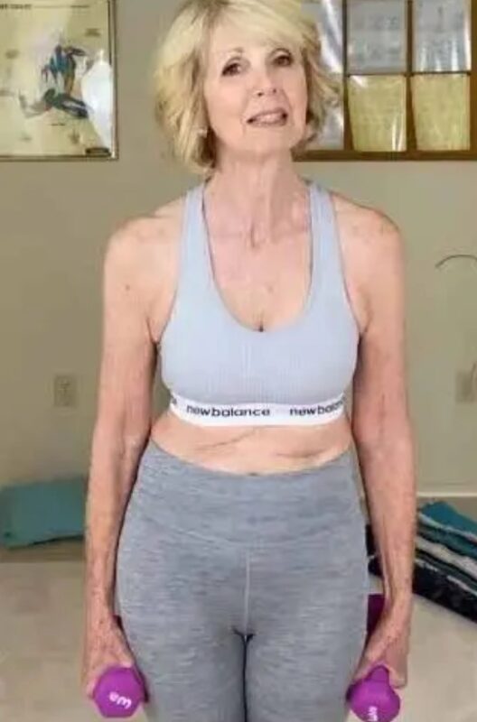 Une grand-mère de 76 ans critiquée pour ne pas s'être habillée de manière appropriée à son âge