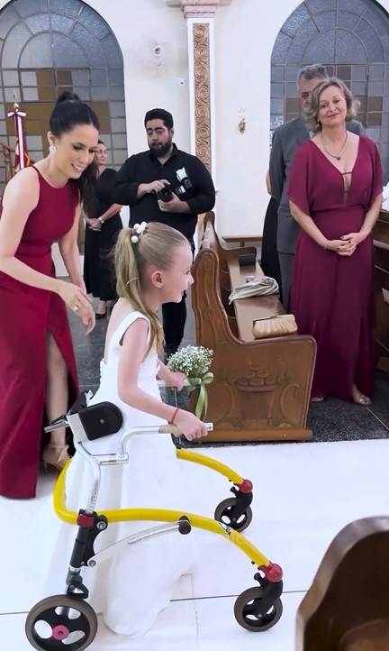 Une petite fille laisse les invités en sanglots lorsqu'elle surmonte son handicap pour le mariage de ses parents