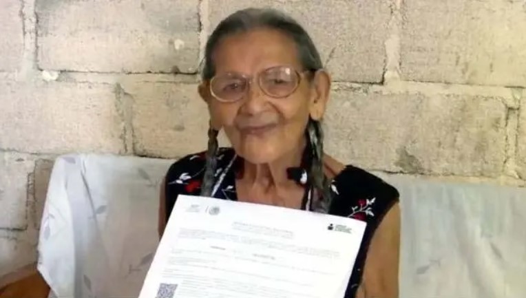 Âgée de 96 ans, cette mamie est retournée à l'école et a appris à lire et à écrire : "Elle est digne de nos encouragements"