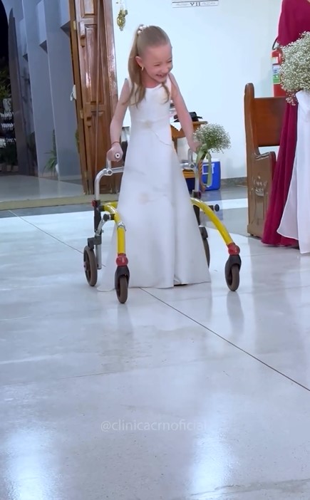 Une petite fille laisse les invités en sanglots lorsqu'elle surmonte son handicap pour le mariage de ses parents