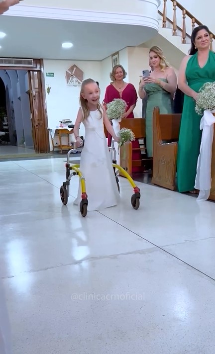 Une petite fille laisse les invités en sanglots lorsqu'elle surmonte son handicap pour le mariage de ses parents