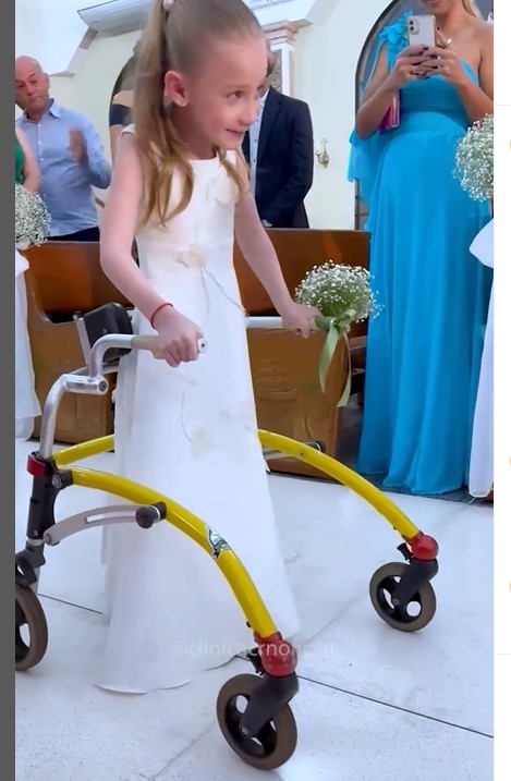 Une petite fille laisse les invités en sanglots lorsqu'elle surmonte son handicap pour le mariage de ses parents