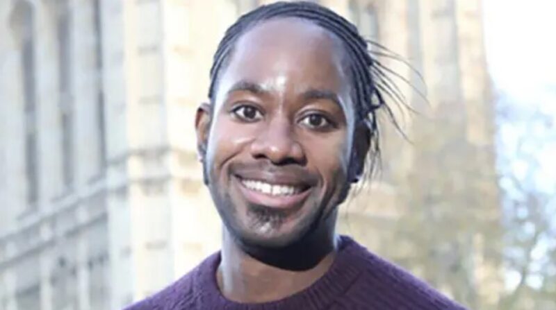 Il ne pouvait ni lire ni écrire jusqu'à l'âge de 18 ans, et il est aujourd'hui le plus jeune enseignant de l'université de Cambridge