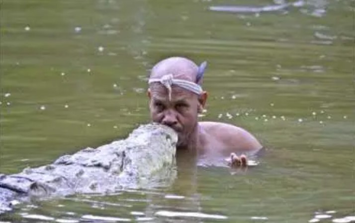 Il sauve un crocodile en train de mourir et devient son meilleur ami pendant plus de 20 ans