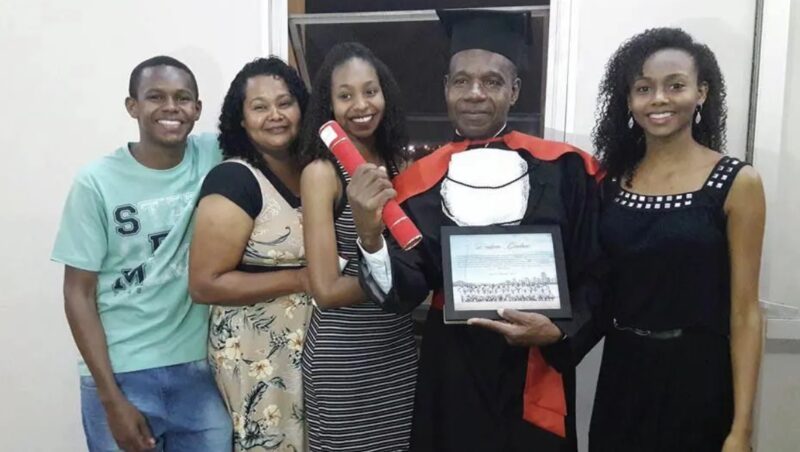 Un concierge d'université a obtenu son diplôme de droit à l'université où il travaille, réalisant enfin le rêve de sa vie