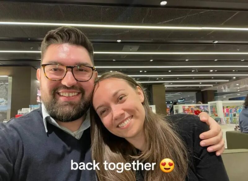 La demande d'aide d'une femme pour ramener un chien âgé aux États-Unis se transforme en une histoire d'amour incroyable