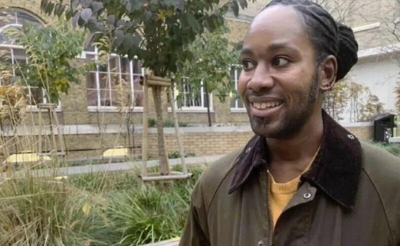Il ne pouvait ni lire ni écrire jusqu'à l'âge de 18 ans, et il est aujourd'hui le plus jeune enseignant de l'université de Cambridge