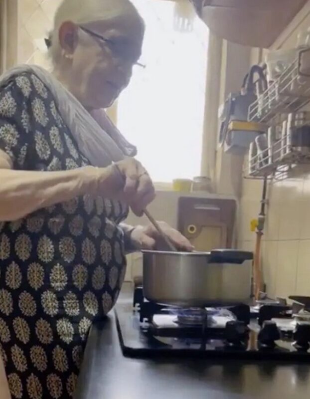 Une mamie de 90 ans se lève de bonne heure tous les matins pour cuisiner pour les chiens errants