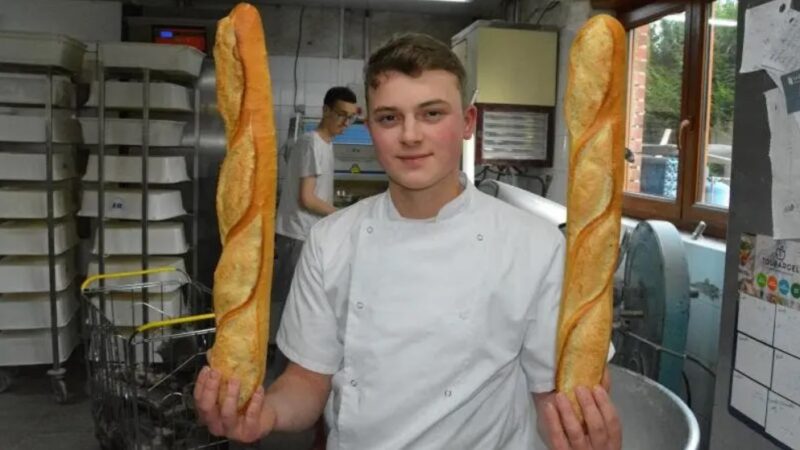 Âgé de 19 ans, un jeune homme a racheté la boulangerie de son quartier et a recruté ses parents