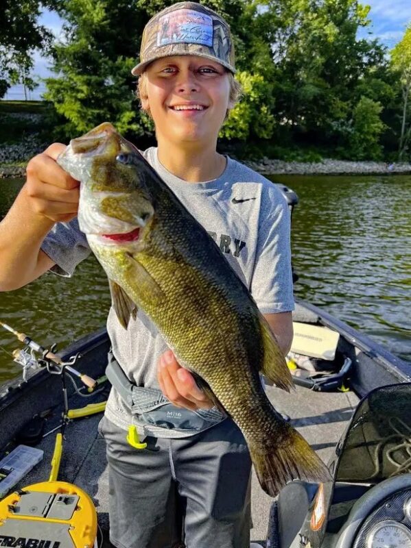 Un jeune homme de quinze ans pêche un poisson d'une rareté incroyable "Il mérite toutes nos félicitations"