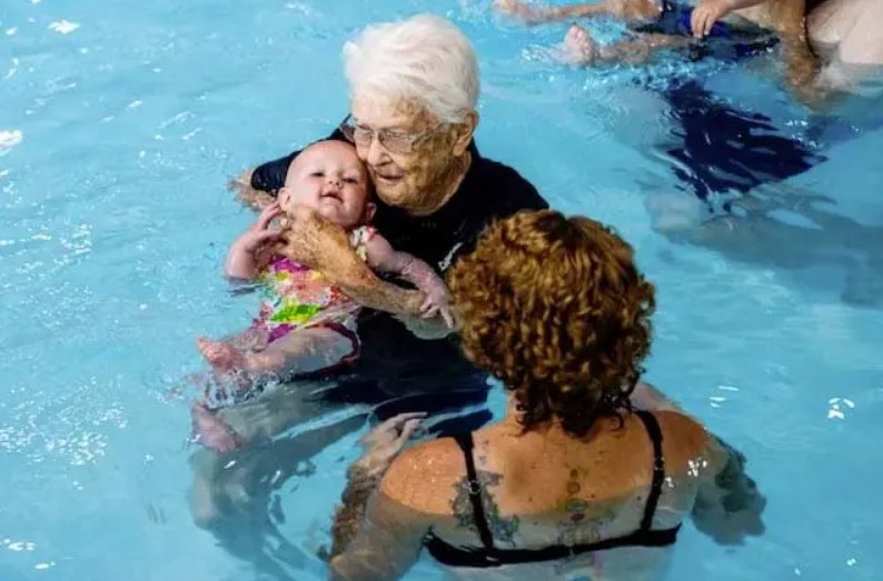 À 102 ans, cette grand-maman donne encore des cours de nage aux petits : "Elle mérite nos encouragements"