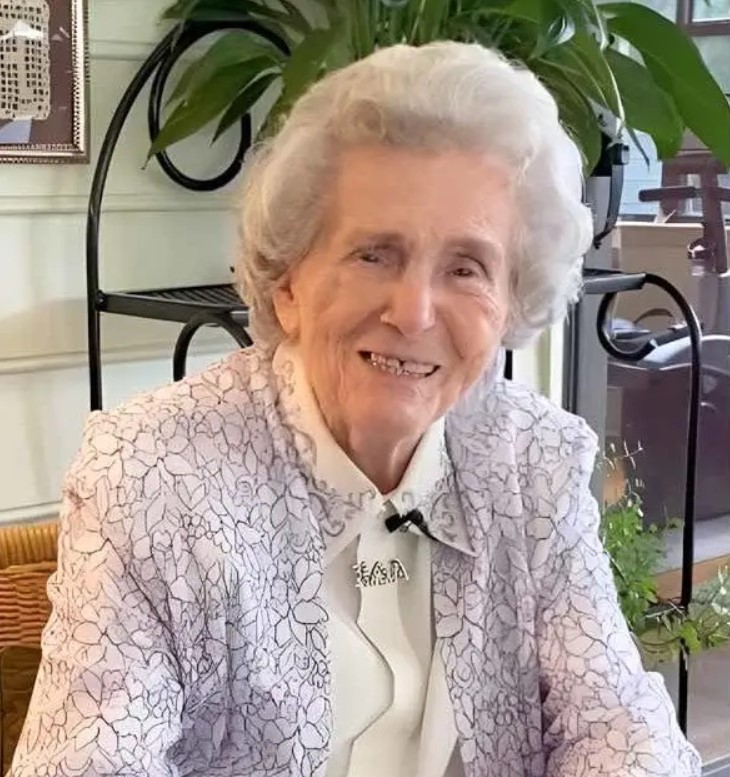 Après 75 ans d'enseignement, une professeure prend sa retraite le jour de son 95ème anniversaire : "Bonne retraite Madame"