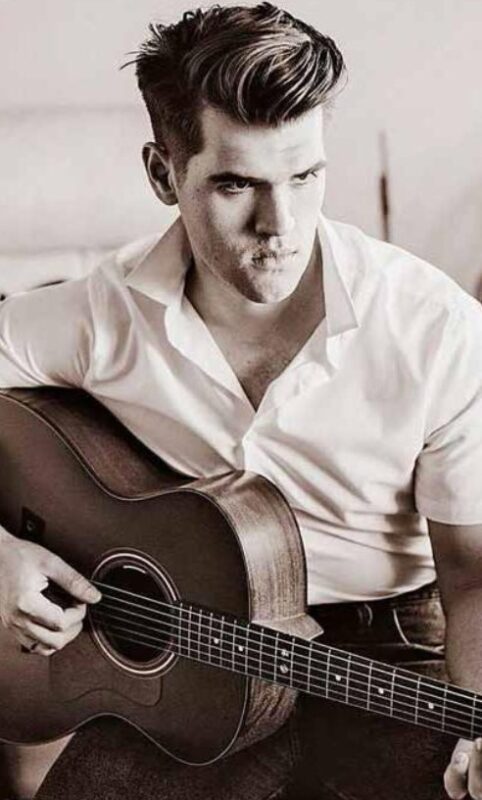 À voir absolument : Le "petit-fils" d'Elvis Presley monte sur scène et brille de tout son éclat