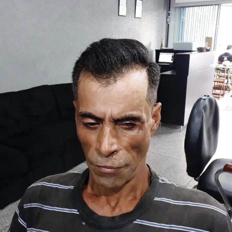 Un coiffeur transforme un homme sans domicile fixe cherchant un rasoir pour se raser avant un entretien de recrutement
