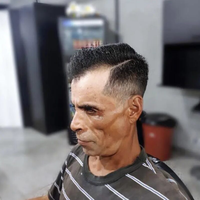Un coiffeur transforme un homme sans domicile fixe cherchant un rasoir pour se raser avant un entretien de recrutement