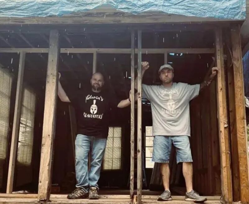 John Kiney et Gloria's Gladiators : Mobilisation pour la rénovation de la maison d'un septuagénaire à Woburn, USA