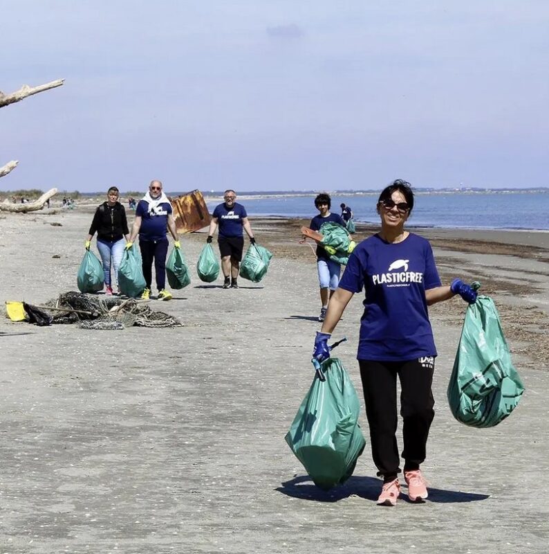 À quatre-vingt-cinq ans, ce grand-père continue de ramasser les déchets sur la plage : "Il mérite nos applaudissements"