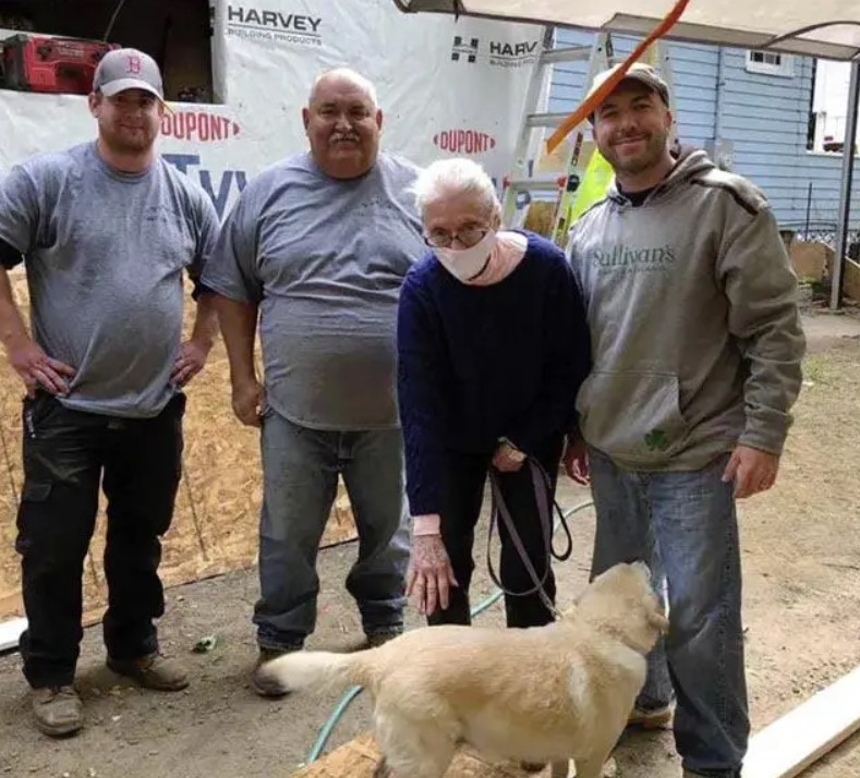 John Kiney et Gloria's Gladiators : Mobilisation pour la rénovation de la maison d'un septuagénaire à Woburn, USA