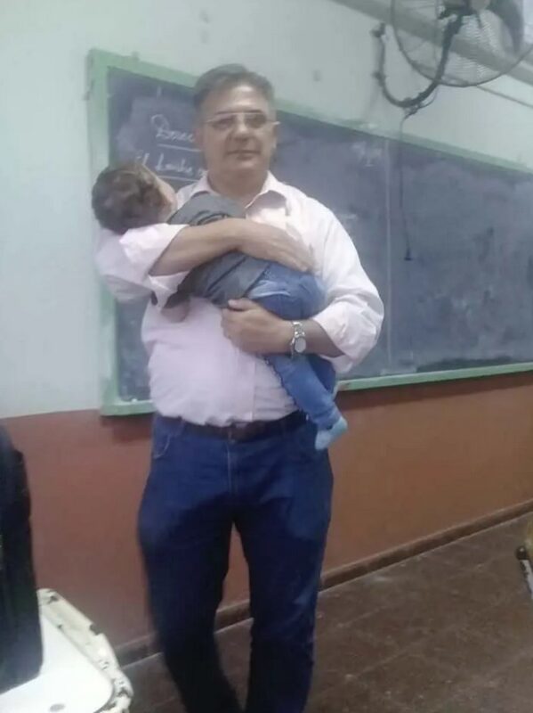 Un enseignant prend soin du fils de son élève pendant les cours "C'est un exemple de gentillesse"