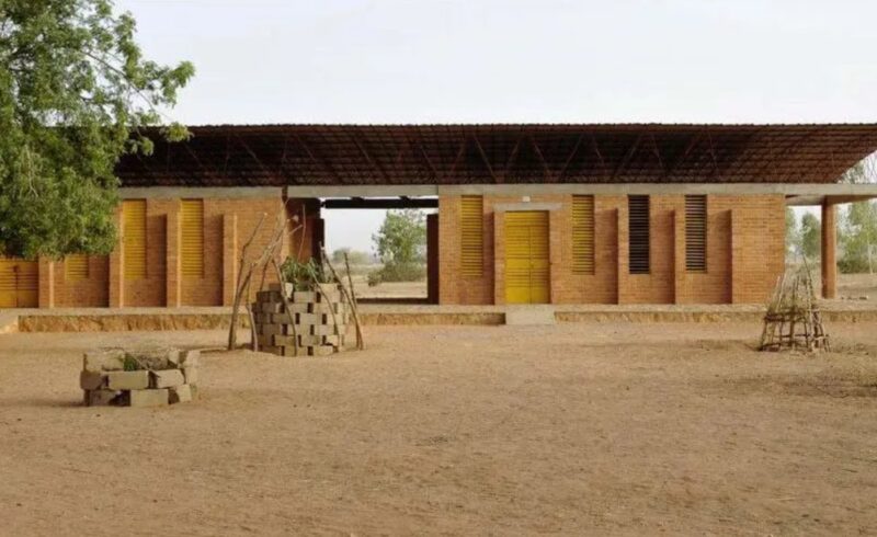 Le prix Nobel d'architecture est remis pour la 1ère fois à un homme africain : il bâtit des établissements scolaires singuliers
