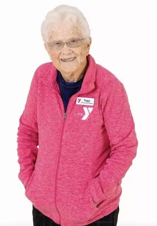 À 102 ans, cette grand-maman donne encore des cours de nage aux petits : "Elle mérite nos encouragements"