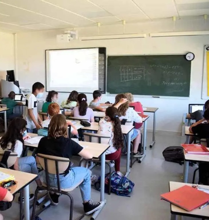 Après 75 ans d'enseignement, une professeure prend sa retraite le jour de son 95ème anniversaire : "Bonne retraite Madame"