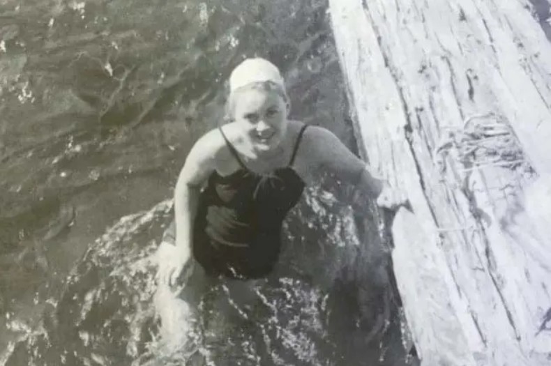 À 102 ans, cette grand-maman donne encore des cours de nage aux petits : "Elle mérite nos encouragements"