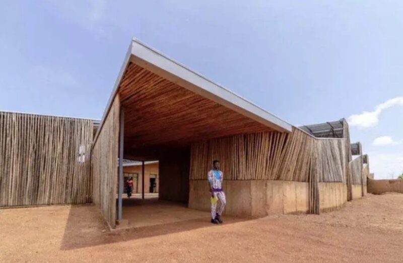 Le prix Nobel d'architecture est remis pour la 1ère fois à un homme africain : il bâtit des établissements scolaires singuliers