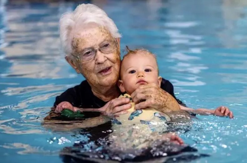 À 102 ans, cette grand-maman donne encore des cours de nage aux petits : "Elle mérite nos encouragements"