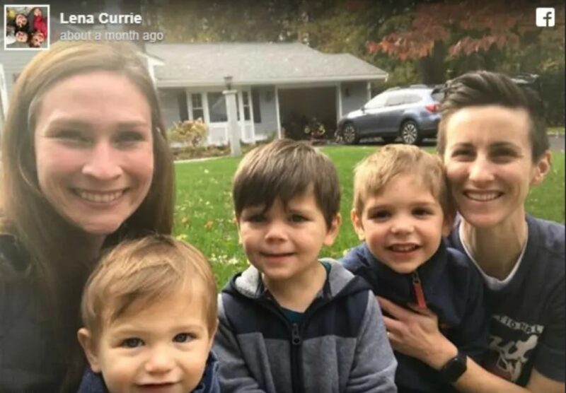 Les deux mamans adoptent trois frères séparés pour qu'ils puissent grandir côte à côte