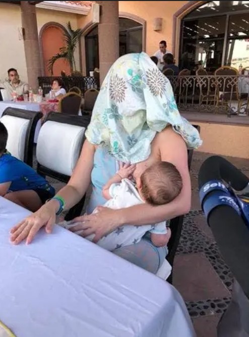 Un monsieur demande à une maman de ne pas allaiter en plein public : elle lui donne une belle leçon