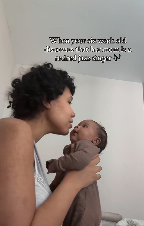 Quand votre enfant de six semaines découvre que la maman est une chanteuse de jazz à la retraite