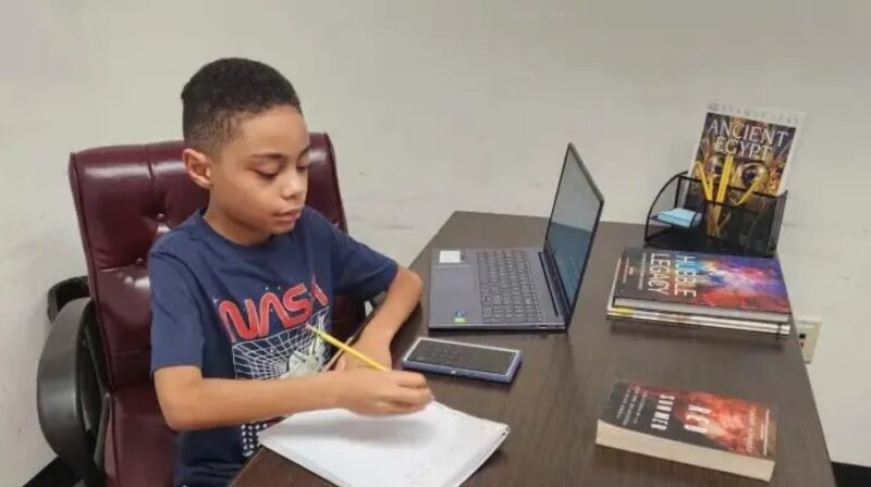 Cet enfant âgé de 9 ans a obtenu son baccalauréat et s'apprête à entrer à l'université : "Je voudrais devenir astrophysicien"