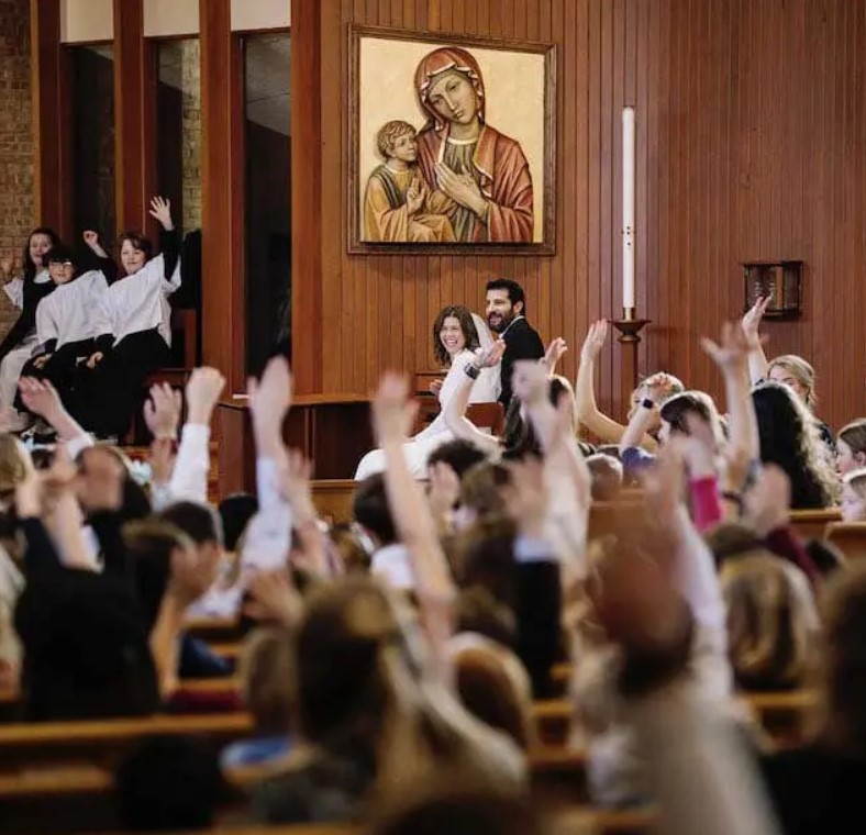 Cette institutrice de maternelle invite tous ses élèves à son mariage, et les enfants lui offrent la plus belle des surprises
