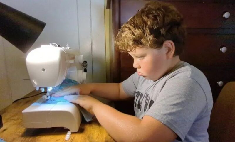 Ayant une passion pour la couture à l'âge de 9 ans, il fabrique une chemise pour son papa