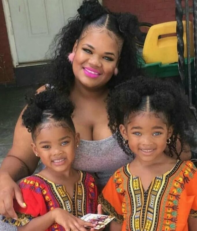 Ces deux fillettes ont été considérées comme « les plus merveilleuses jumelles du monde » : leurs photographies fascinent l'Internet