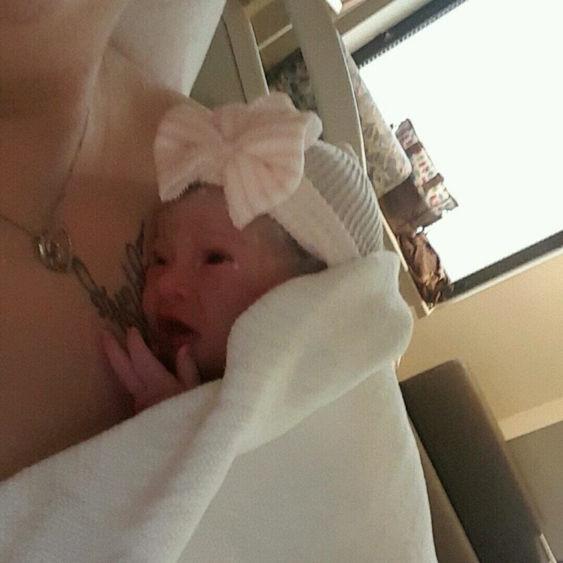 Une maman installe son bébé dans un siège auto et le jette par la fenêtre d'un 2ᵉ étage quelques secondes avant de rendre son dernier soupir