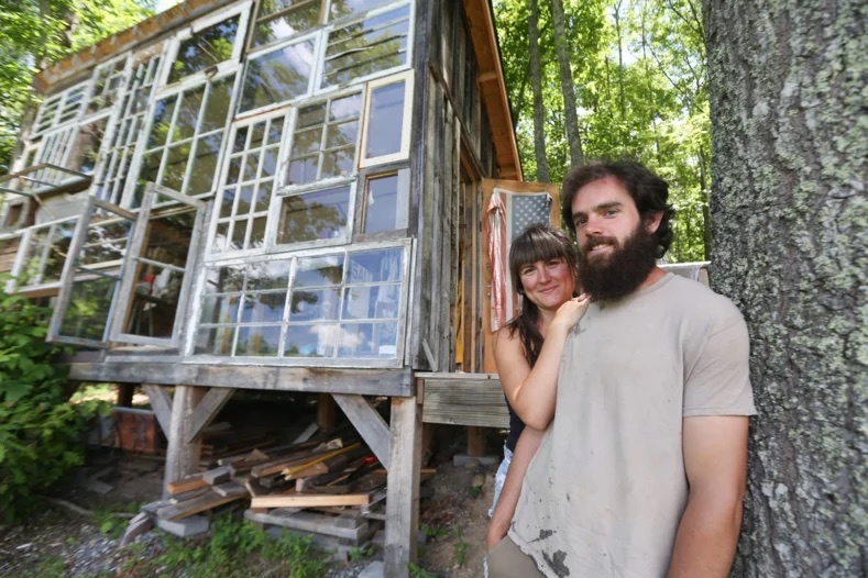 Un couple a construit une maison avec des cadres de fenêtres dans la nature: Cela mérite d’être vu               