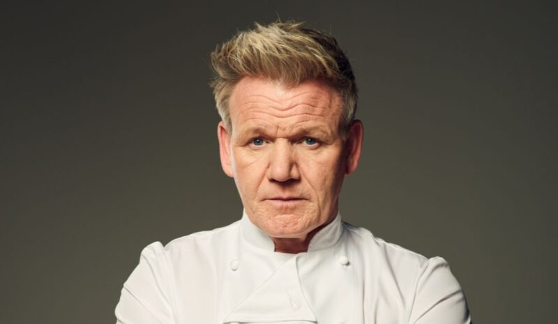 Gordon Ramsay dit qu'il fait voyager ses enfants en classe économique pendant qu'il est en première classe, pour qu'ils restent «les pieds sur terre»