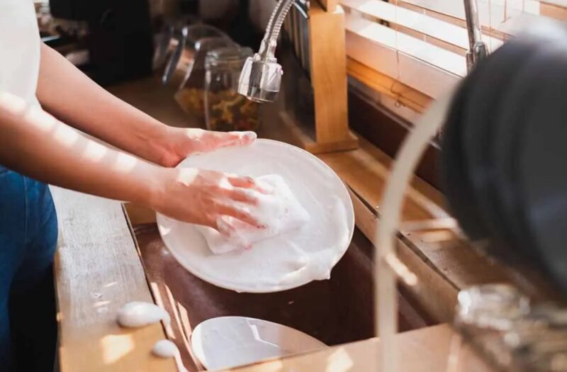 Une maman apprend à ses petits à laver leur linge et à faire la vaisselle : "Nous ne devons pas avoir honte en aidant"