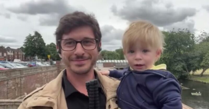 Le journaliste a transmis la nouvelle en live avec son petit dans les bras, car il ne pouvait pas le laisser seul
