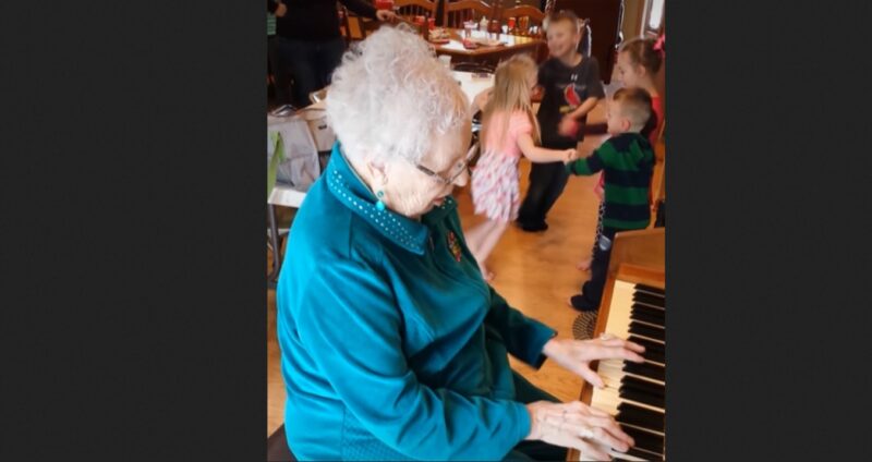 Toujours aussi talentueuse même à 85 ans : une mamie montre son talent en jouant du piano de façon impressionnante