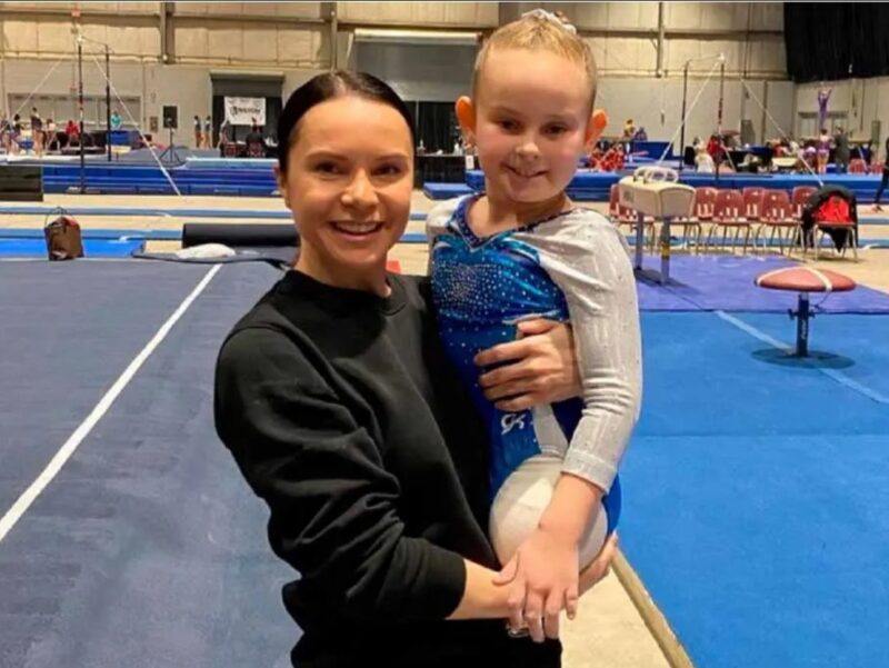Paige Calendine, la petite gymnaste sans jambes, dépasse les limites et enthousiasme le monde entier