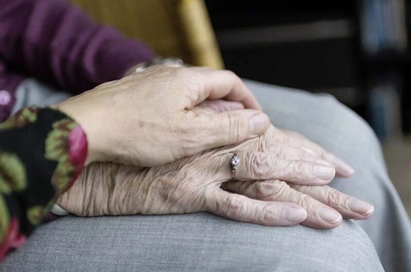 Une femme âgée a célébré aujourd'hui son 107e anniversaire avec son amie de 105 ans, "joyeux anniversaire"