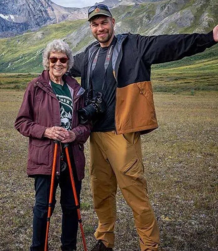 À 93 ans, une grand-mère américaine accomplit son souhait de voyager avec son petit-fils